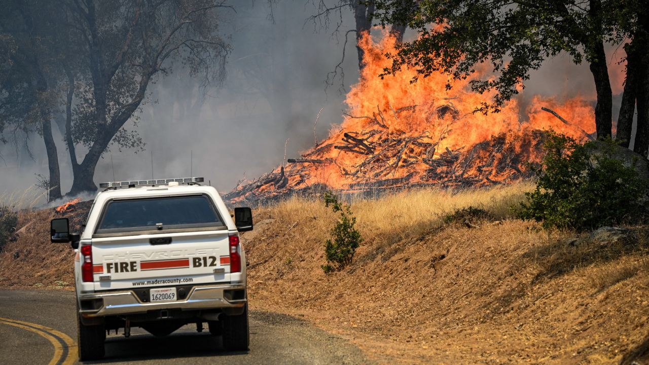 Oak Fire updates: ‘Explosive fire behavior’ in Mariposa County destroys structures