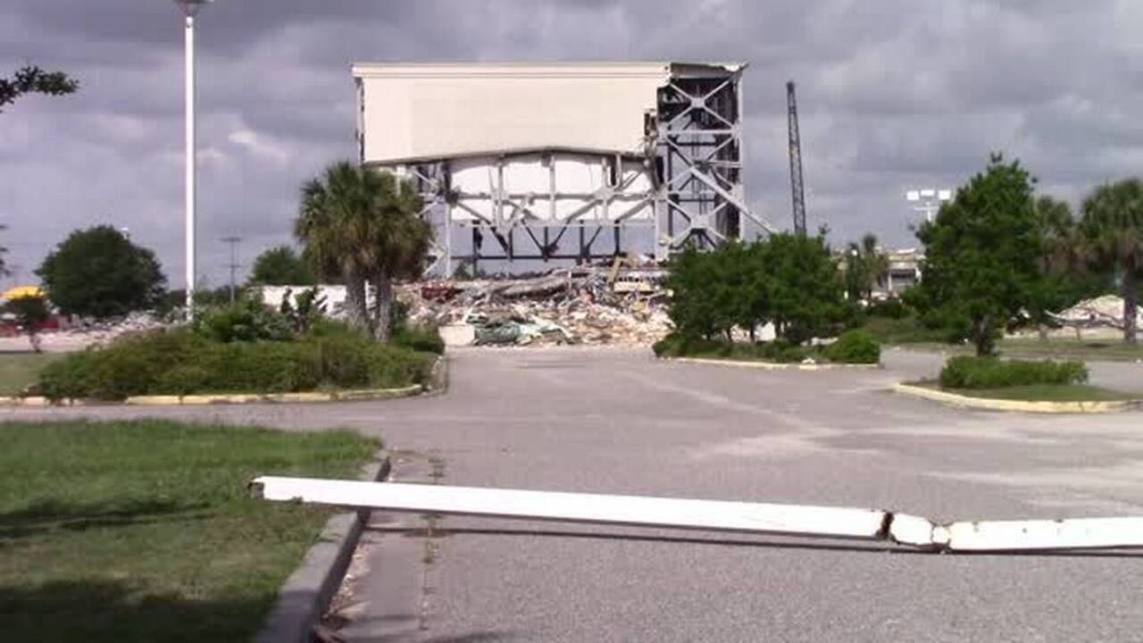 Why didn't Myrtle Beach maintain its live-theater stronghold on the Southeast?