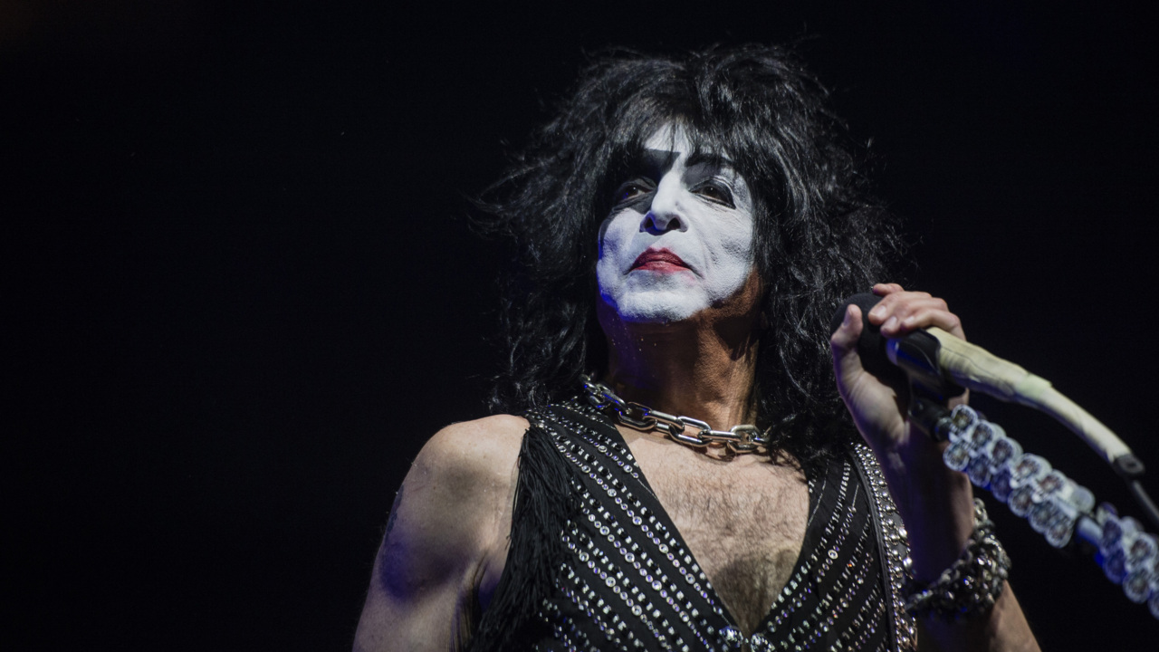 Fans blow ‘One Last Kiss’ in Sacramento