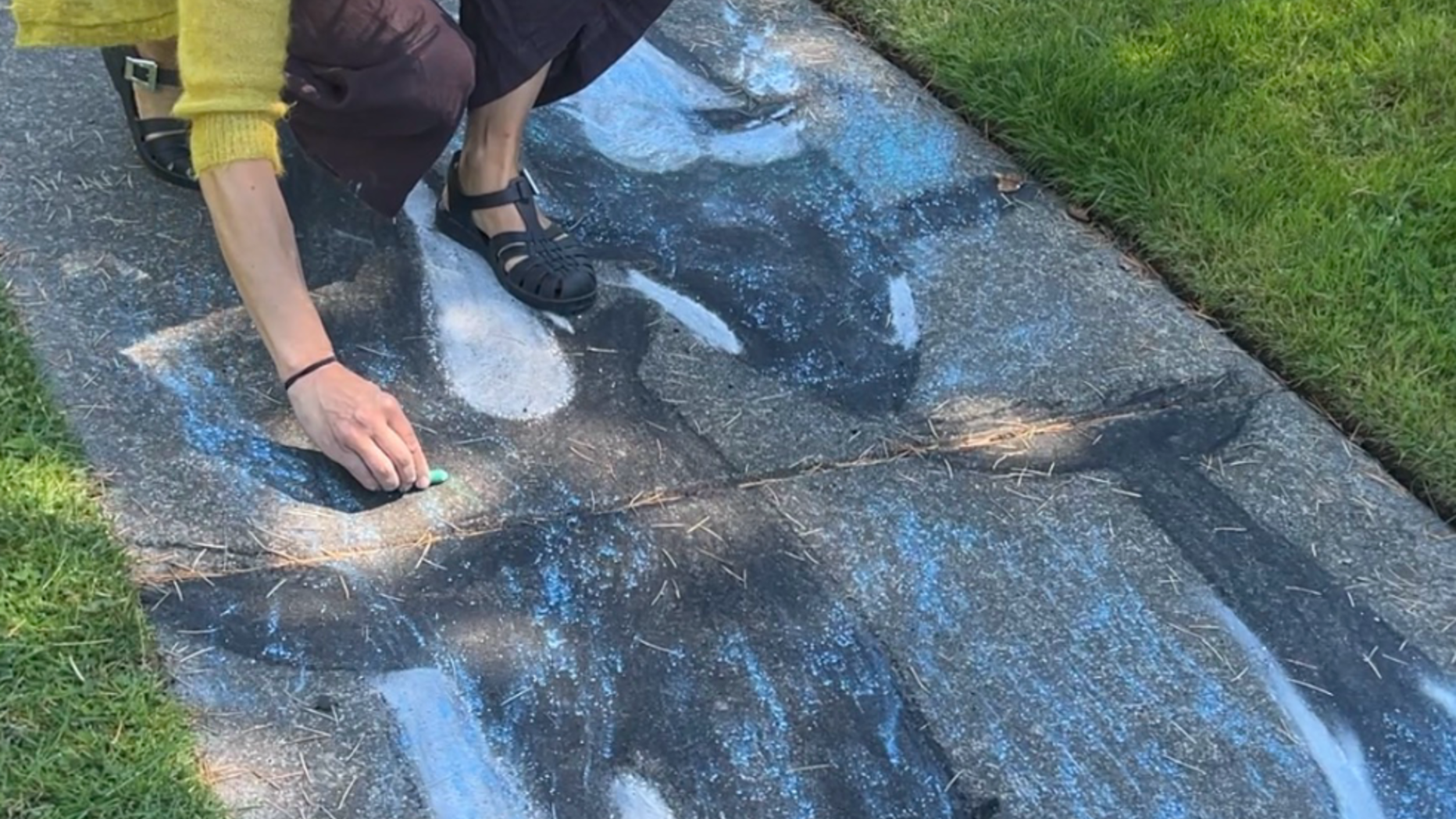 Sidewalk artist demonstrates her work