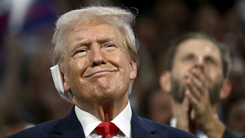 Trump's surprise visit to Monday's RNC