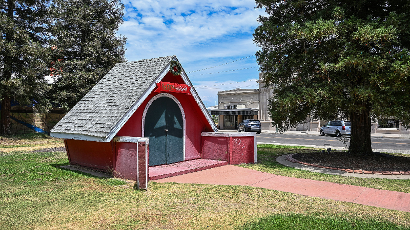 See the Santa's Workshop building that's in the middle of a dispute
