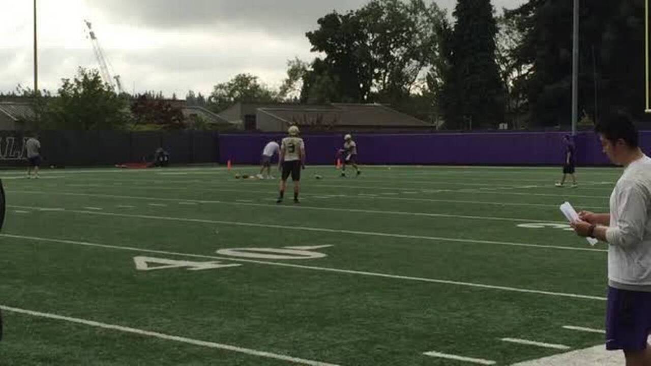 Jake Browning, K.J. Carta-Samuels throw at Huskies practice