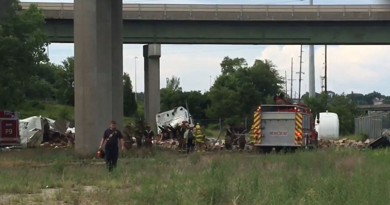 Witness saw semi truck fall from I-670 overpass in KCK (Video) | Kansas ...