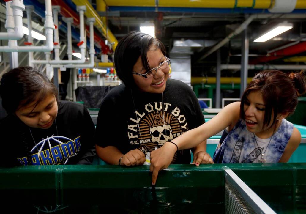 Yakama National Tribal School students visit PNNL