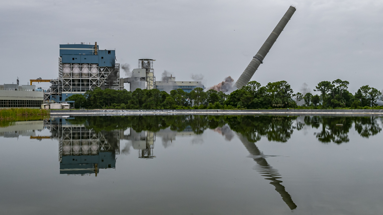 Vea cómo Florida Power and Light derrumba su planta de energía a carbón en Indiantown