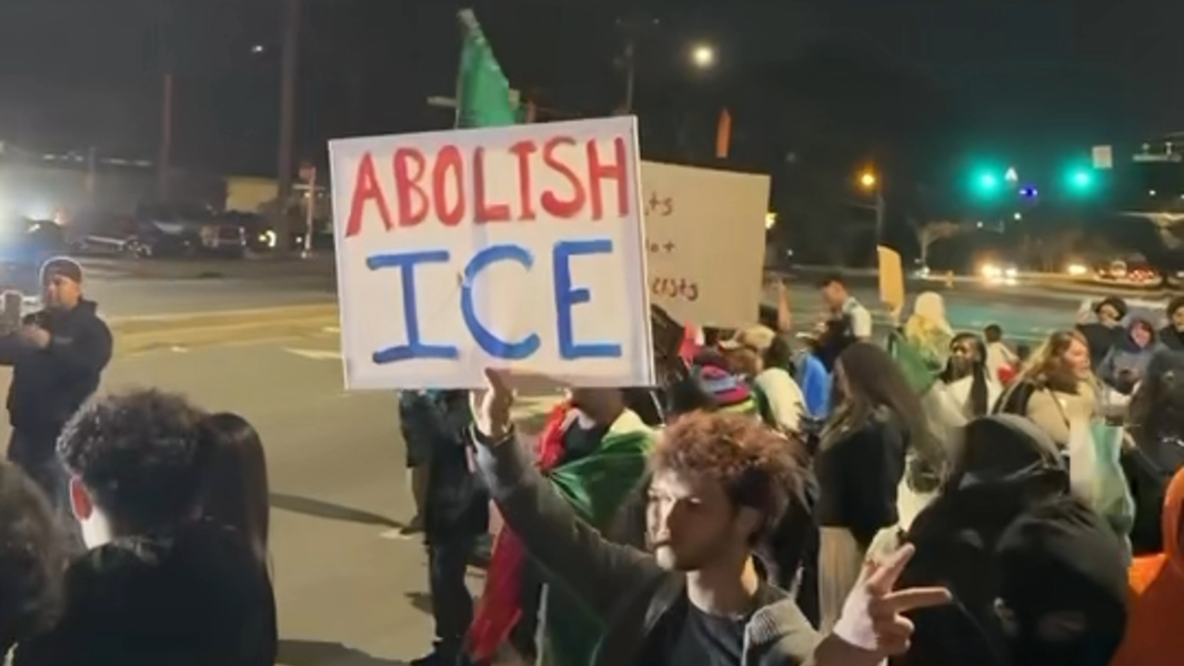 Video: Charlotte crowds protest Border Patrol at Manolo's Bakery