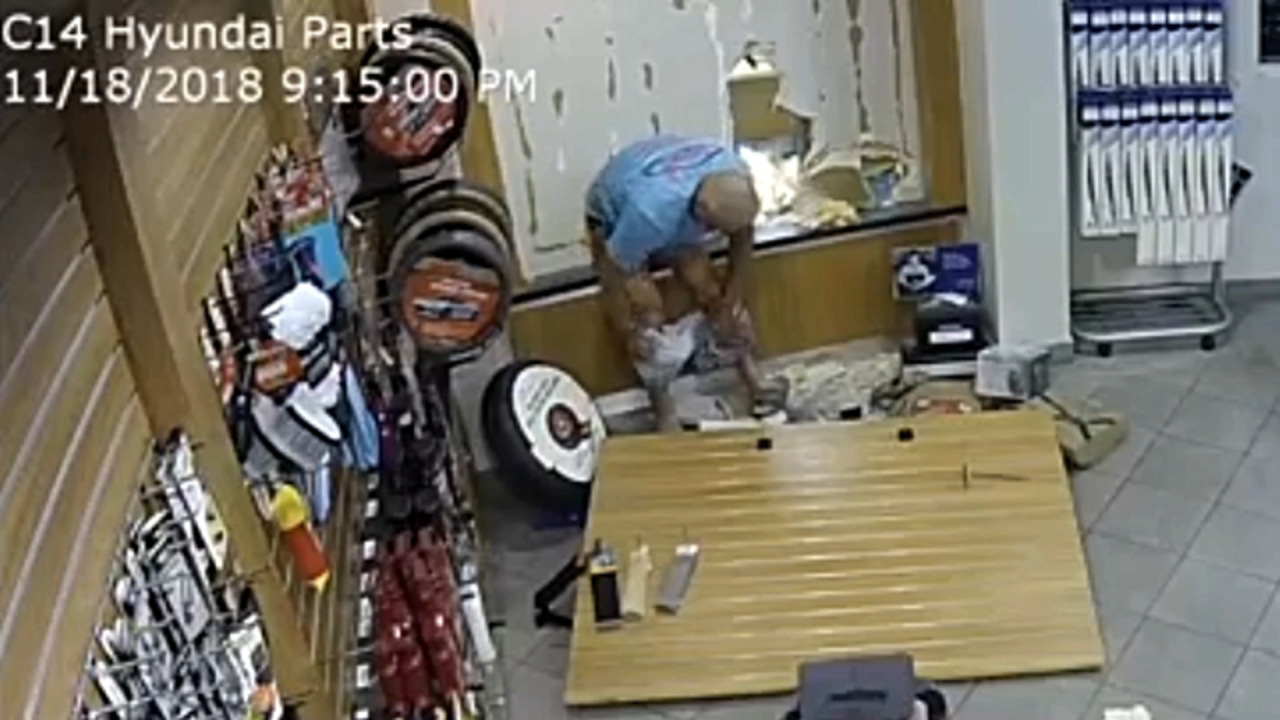 Bungling burglar loses pants while breaking into business