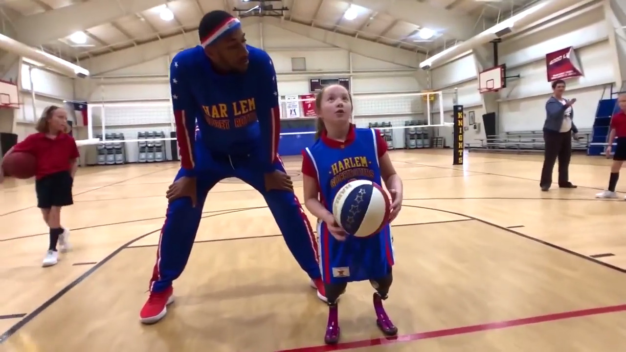10-year-old double amputee reunites with Harlem Globetrotters star in Arlington