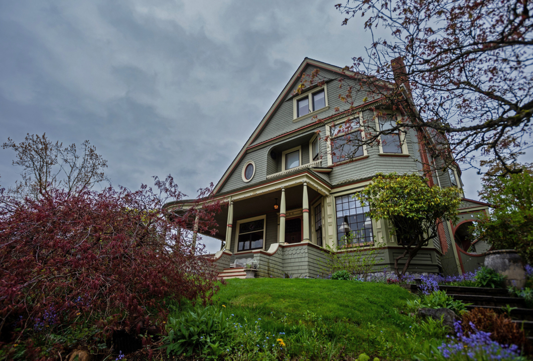 Take a tour of the Chinaberry Hill Inn