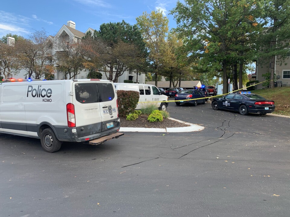 Kansas City police investigate shooting at apartment complex (Video ...