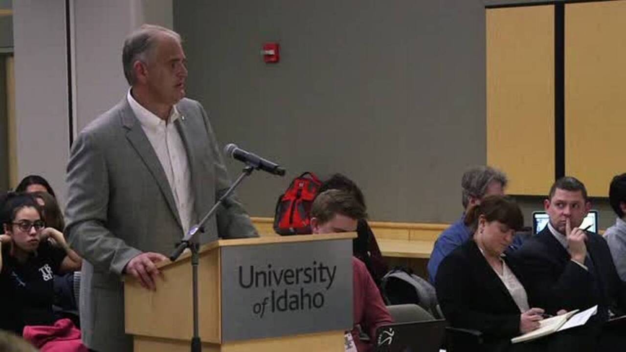 Spear speaks to U of I students