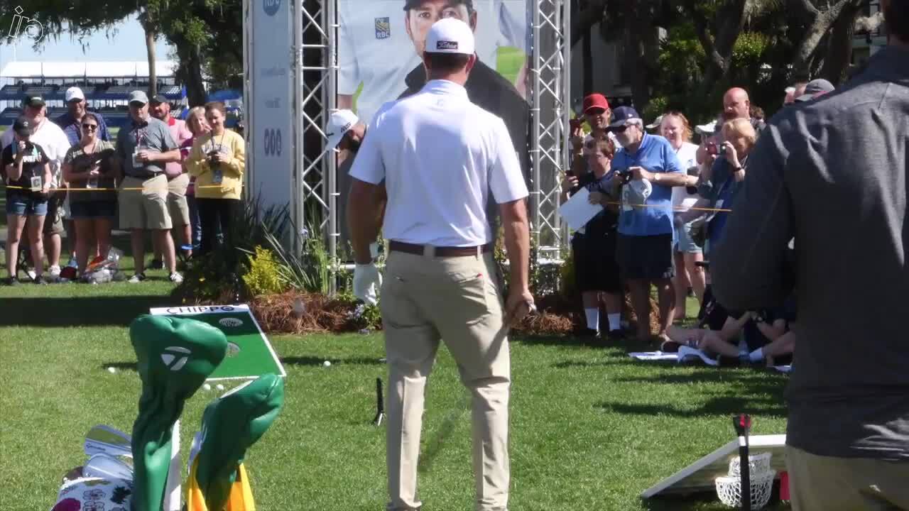 Pros Dustin Johnson and Webb Simpson play cornhole, PGA Tour style
