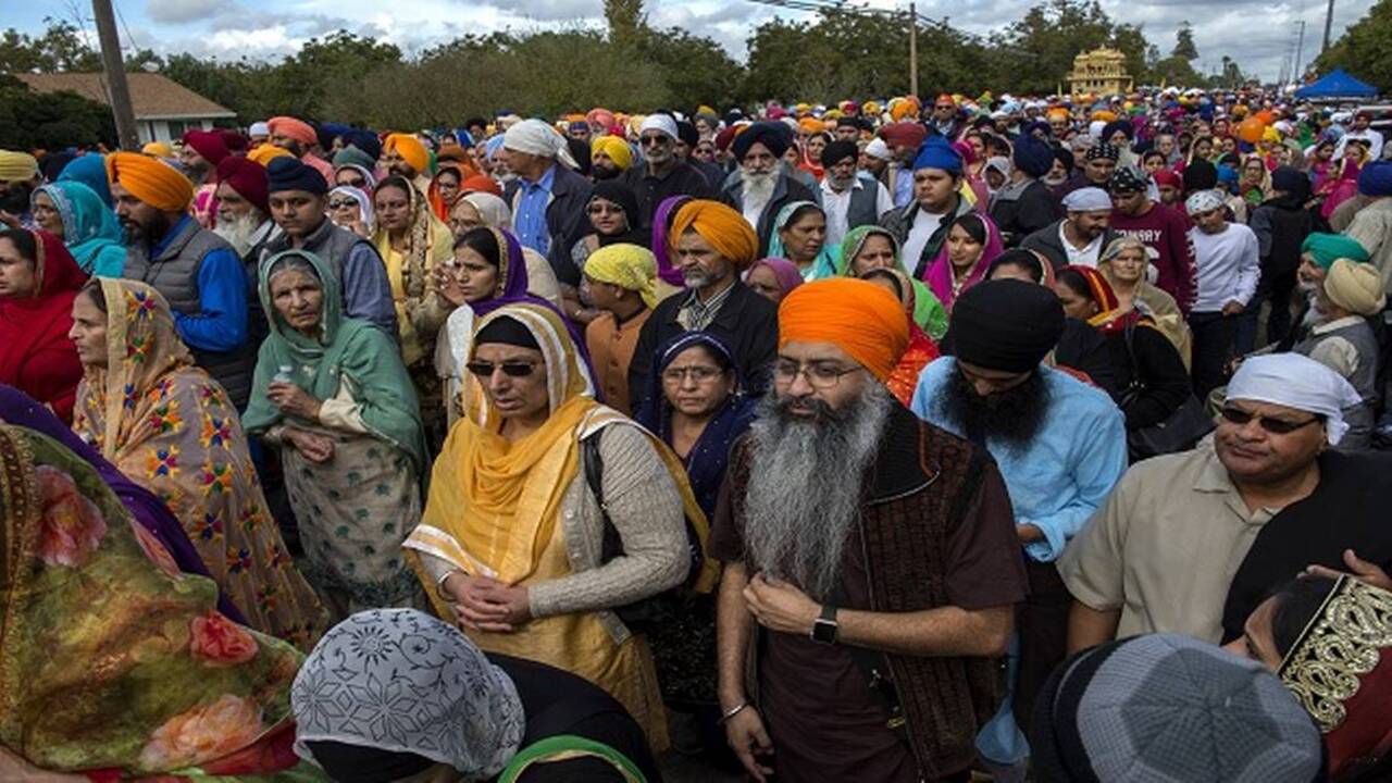 Yuba City Sikh Parade makes its way down Tierra Buena Street