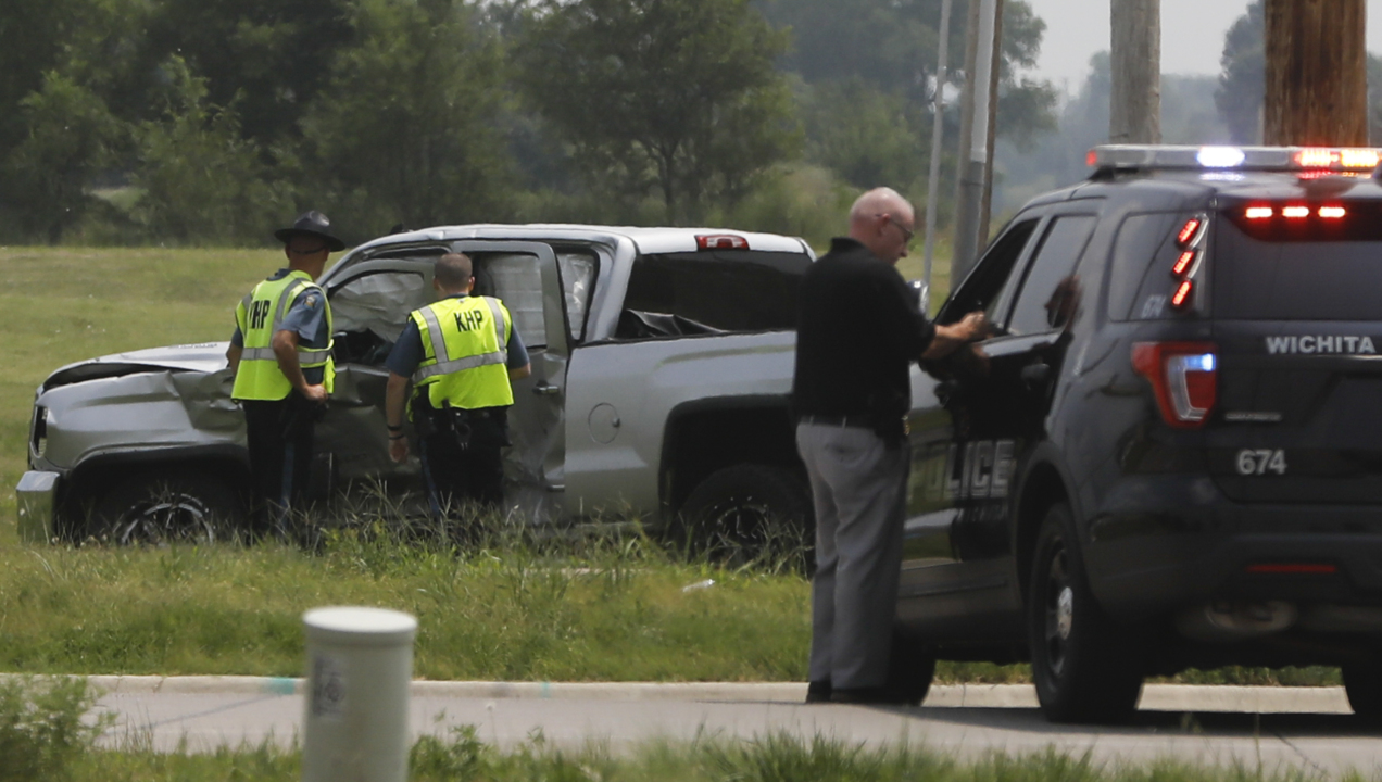 Suspect dies in crash while fleeing Wichita police (Video) | Wichita Eagle
