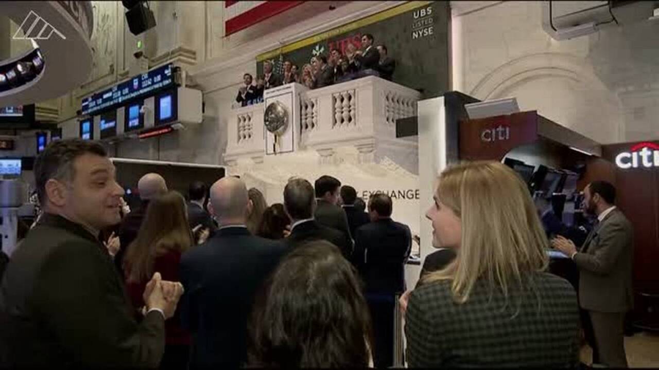 Dow first falls 500 points as U.S. stock market opens, then recovers most of the losses