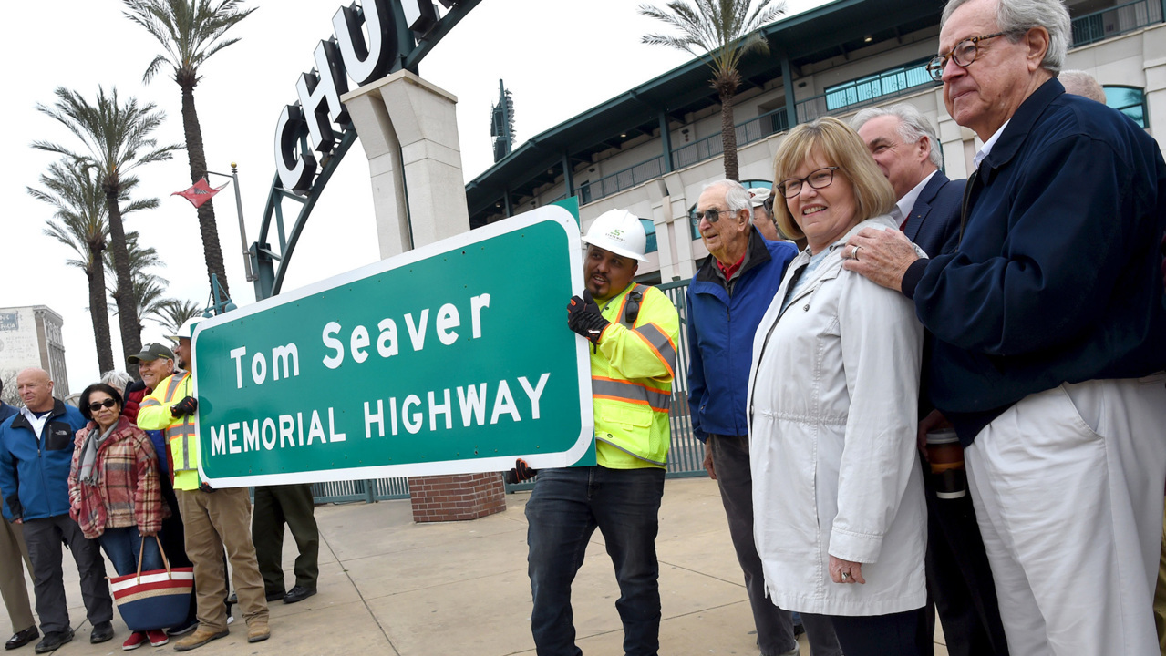 ‘One of the greatest.’ Highway stretch in Fresno named for baseball legend Tom Seaver