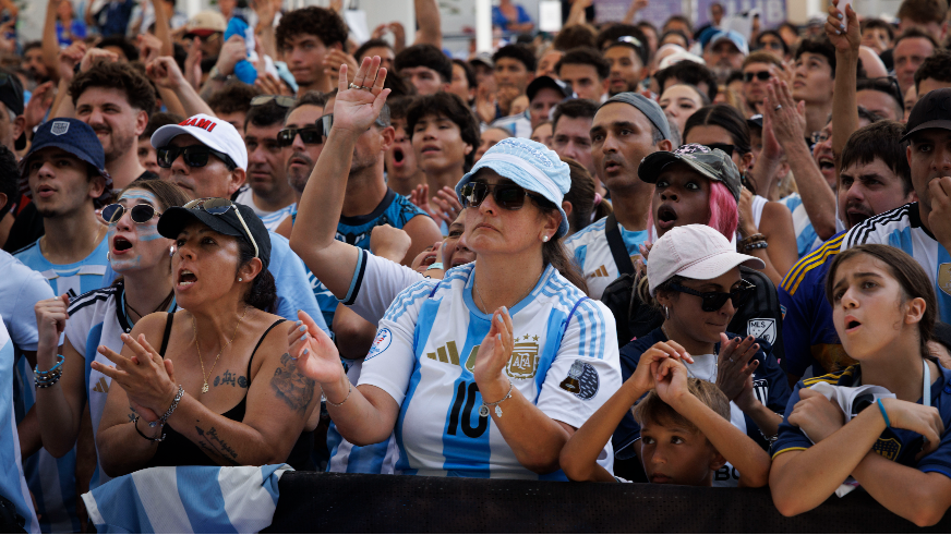 Many Argentina fans watch FIFA World Cup on Miami Beach