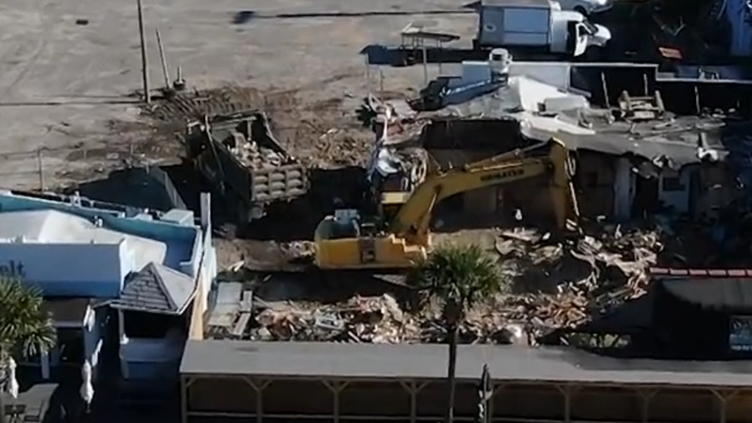 Watch as popular North Myrtle Beach seafood eatery demolished