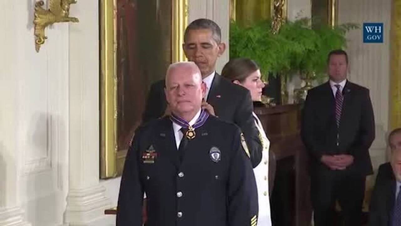 Obama awards Medal of Valor to Garland officer who stopped terrorists ...