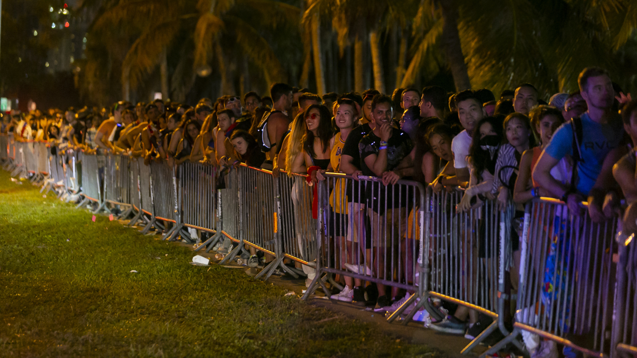 Thousands leaving Ultra chose between long lines or walking over Rickenbacker Causeway