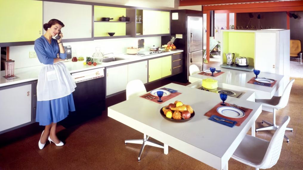 See inside Eichler home that once drew 150,000 gawkers with rotating fireplace, skydomes