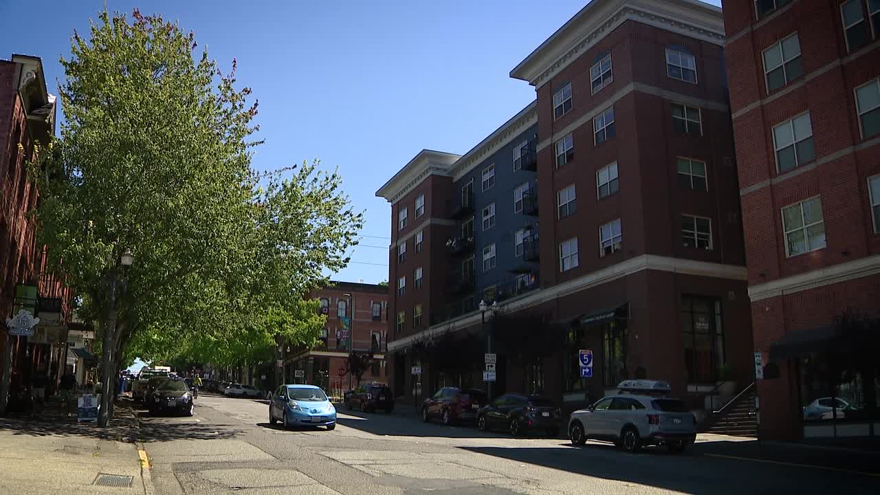 Bellingham Businesses Struggle as Canadian Tourism Slumps