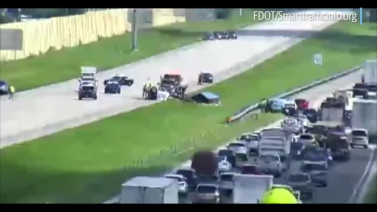 Fatal crash on I-75 closes southbound lanes in Sarasota, diverting traffic to University