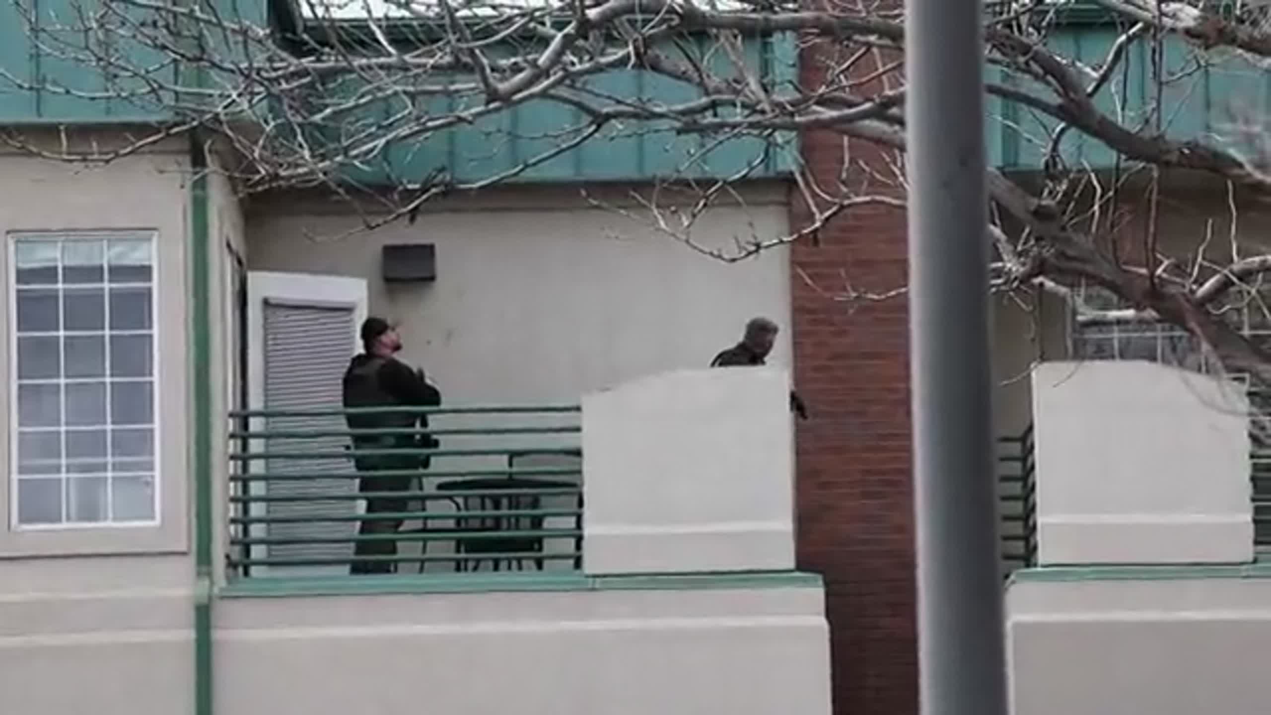 Richland police search business park for wanted man